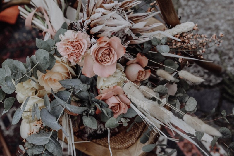 Inspiration einer Bohohochzeit wie in der Toskana in Terrakotta und Sandtönen Brautstrauß Bohohochzeit