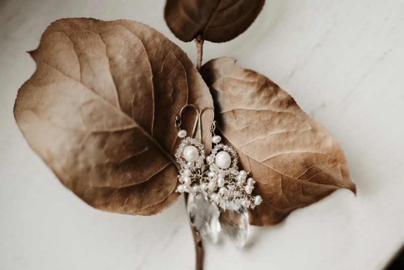 Braut Inspiration mit Glitzer Brautkleid und Braut Jumpsuit