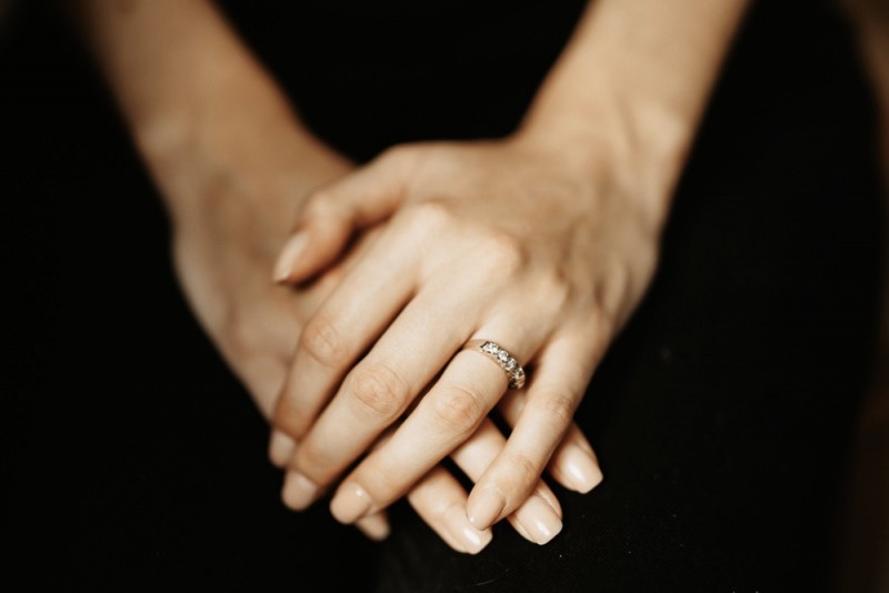 Braut Inspiration mit Glitzer Brautkleid und Braut Jumpsuit