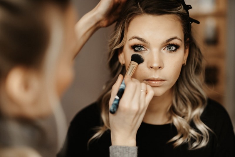 Braut Inspiration mit Glitzer Brautkleid und Braut Jumpsuit