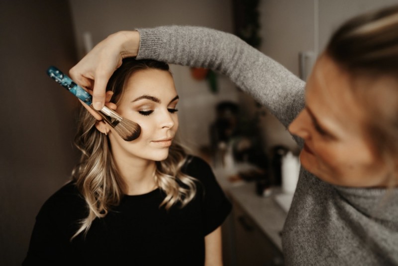 Braut Inspiration mit Glitzer Brautkleid und Braut Jumpsuit