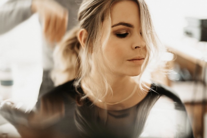 Braut Inspiration mit Glitzer Brautkleid und Braut Jumpsuit