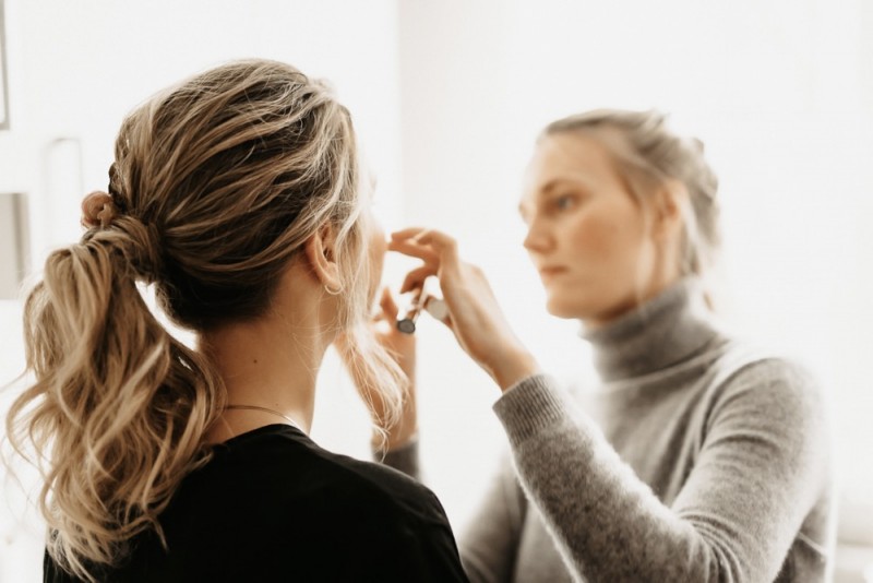 Braut Inspiration mit Glitzer Brautkleid und Braut Jumpsuit