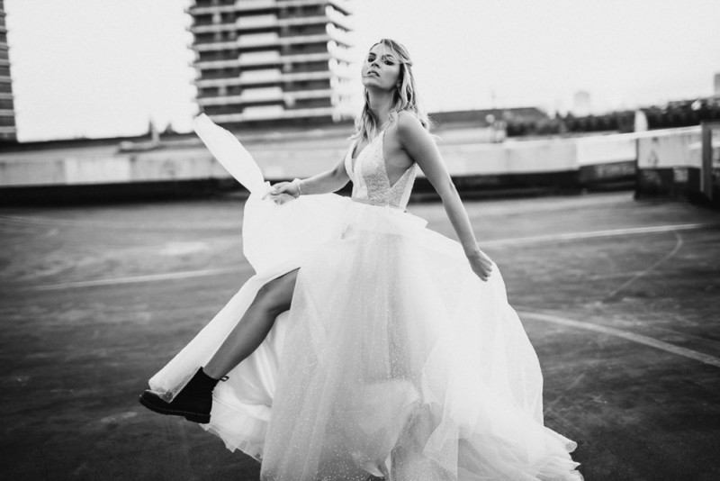 Braut Inspiration mit Glitzer Brautkleid und Braut Jumpsuit