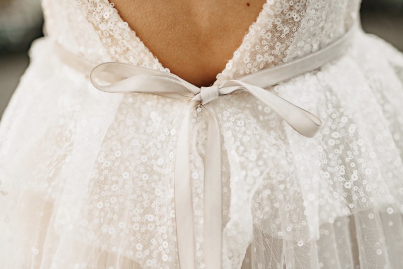 Braut Inspiration mit Glitzer Brautkleid und Braut Jumpsuit