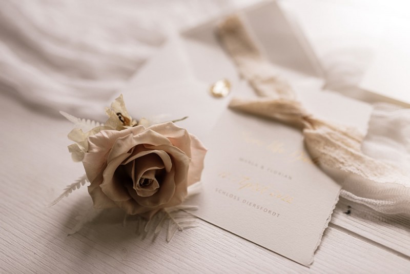 Eine modern-romantische Hochzeit im Schloss Diersfordt in zarten Cremetönen