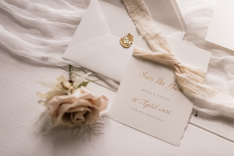 Eine modern-romantische Hochzeit im Schloss Diersfordt in zarten Cremetönen Hochzeitspapeterie, Hochzeitseinladungen, Papeterie
