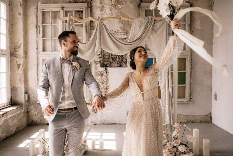 Eine modern-romantische Hochzeit im Schloss Diersfordt in zarten Cremetönen
