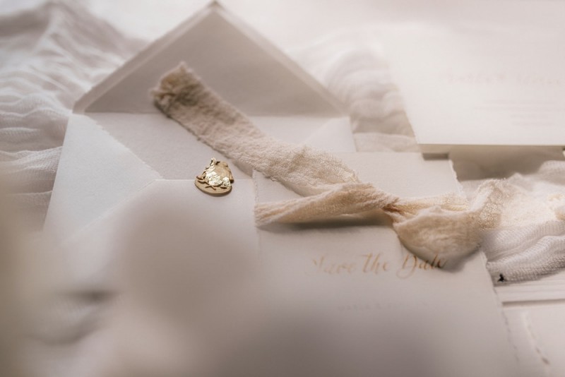 Eine modern-romantische Hochzeit im Schloss Diersfordt in zarten Cremetönen