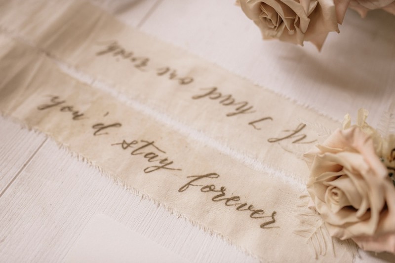 Eine modern-romantische Hochzeit im Schloss Diersfordt in zarten Cremetönen