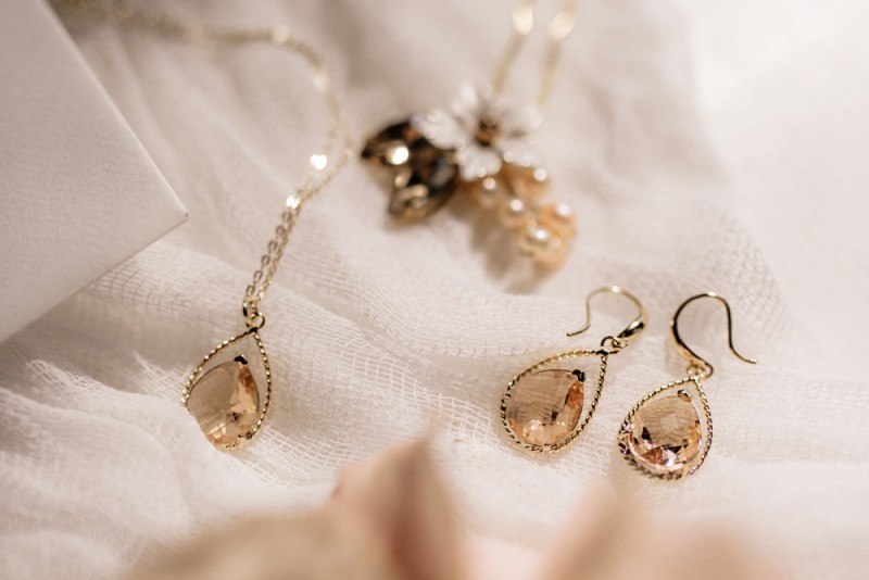 Eine modern-romantische Hochzeit im Schloss Diersfordt in zarten Cremetönen