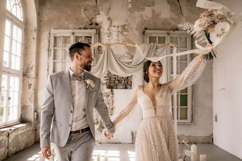 Eine modern-romantische Hochzeit im Schloss Diersfordt in zarten Cremetönen