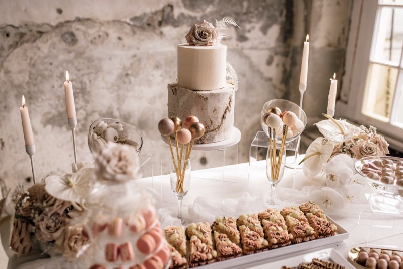 Eine modern-romantische Hochzeit im Schloss Diersfordt in zarten Cremetönen Opulenter Sweet Table in Cremetönen, Sweet Table Hochzeit, Hochzeitstorte, Cakepops