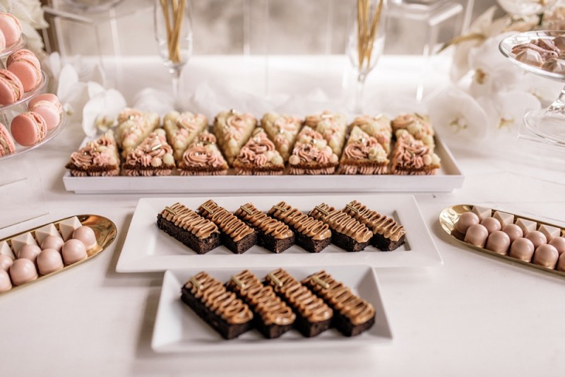 Eine modern-romantische Hochzeit im Schloss Diersfordt in zarten Cremetönen