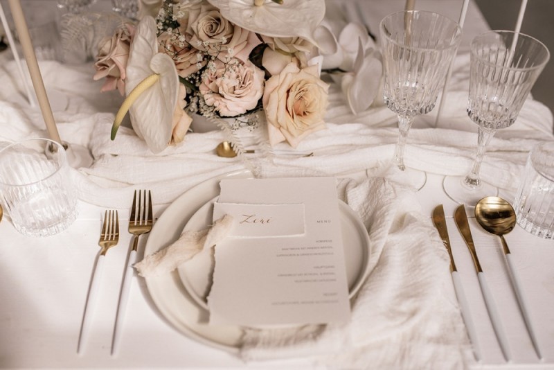 Eine modern-romantische Hochzeit im Schloss Diersfordt in zarten Cremetönen