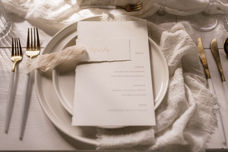 Eine modern-romantische Hochzeit im Schloss Diersfordt in zarten Cremetönen