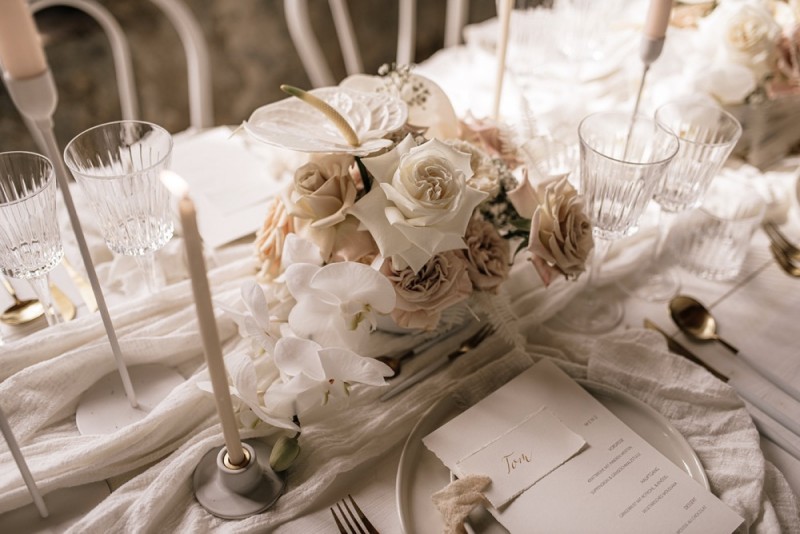 Eine modern-romantische Hochzeit im Schloss Diersfordt in zarten Cremetönen