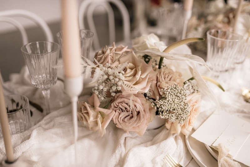 Eine modern-romantische Hochzeit im Schloss Diersfordt in zarten Cremetönen