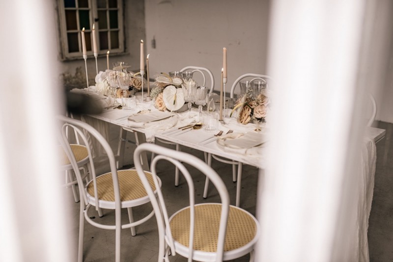 Eine modern-romantische Hochzeit im Schloss Diersfordt in zarten Cremetönen