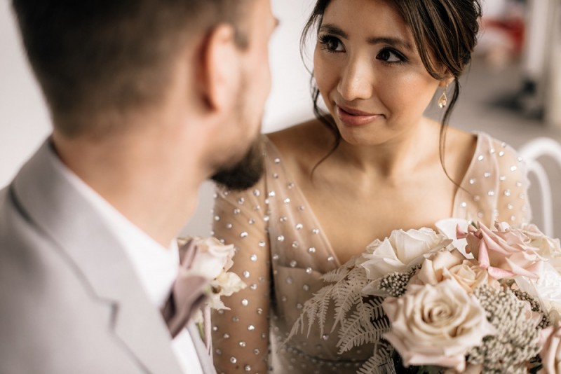 Eine modern-romantische Hochzeit im Schloss Diersfordt in zarten Cremetönen