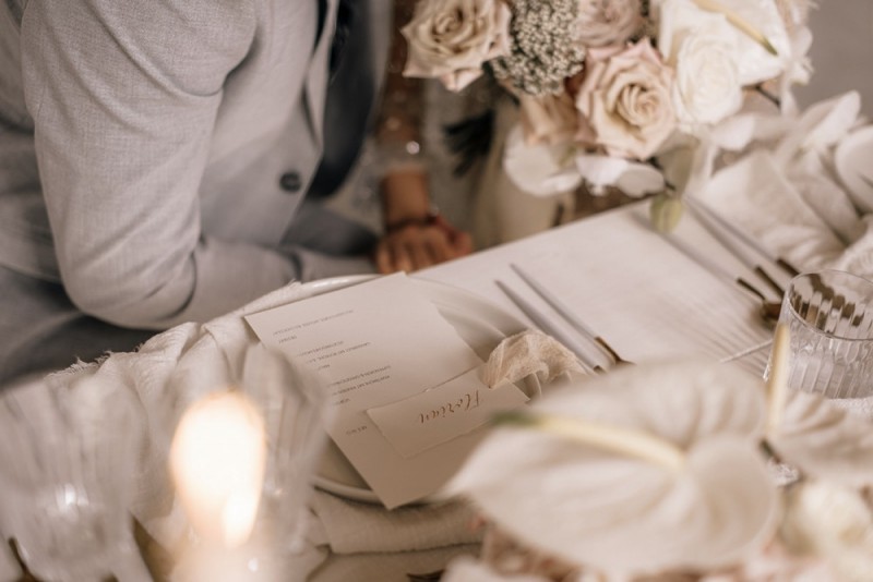 Eine modern-romantische Hochzeit im Schloss Diersfordt in zarten Cremetönen