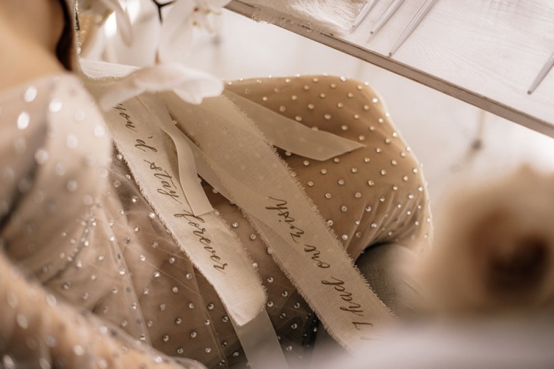 Eine modern-romantische Hochzeit im Schloss Diersfordt in zarten Cremetönen