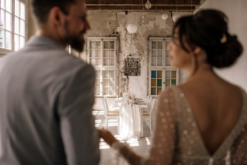 Eine modern-romantische Hochzeit im Schloss Diersfordt in zarten Cremetönen