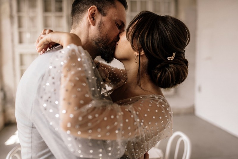 Eine modern-romantische Hochzeit im Schloss Diersfordt in zarten Cremetönen