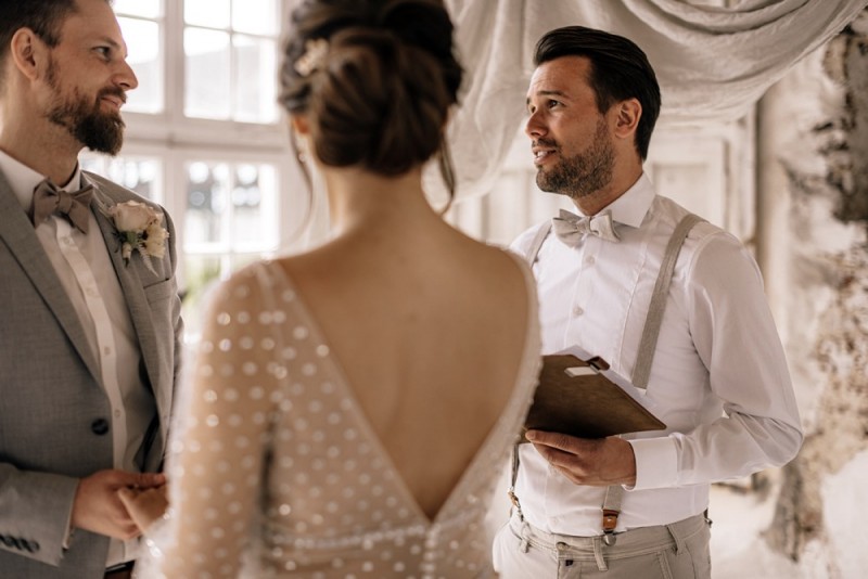 Eine modern-romantische Hochzeit im Schloss Diersfordt in zarten Cremetönen