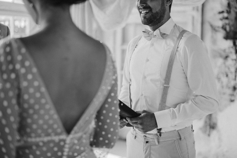 Eine modern-romantische Hochzeit im Schloss Diersfordt in zarten Cremetönen