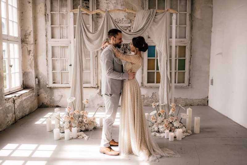 Eine modern-romantische Hochzeit im Schloss Diersfordt in zarten Cremetönen
