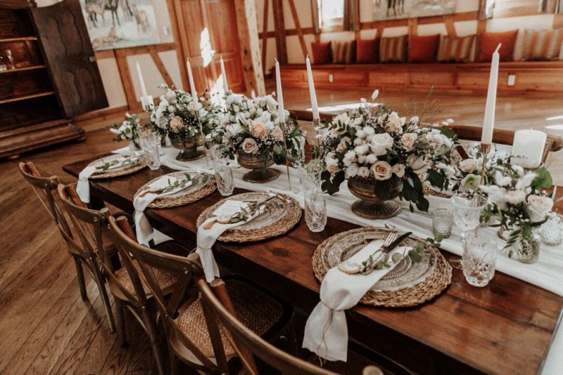 Tradition trifft auf Moderne bei dieser Modern Vintage Scheunenhochzeit in Pastelltönen, Beige, Nude, Sand, Eukalyptus und Mintgrün