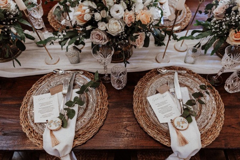 Tradition trifft auf Moderne bei dieser Modern Vintage Scheunenhochzeit in Pastelltönen, Beige, Nude, Sand, Eukalyptus und Mintgrün