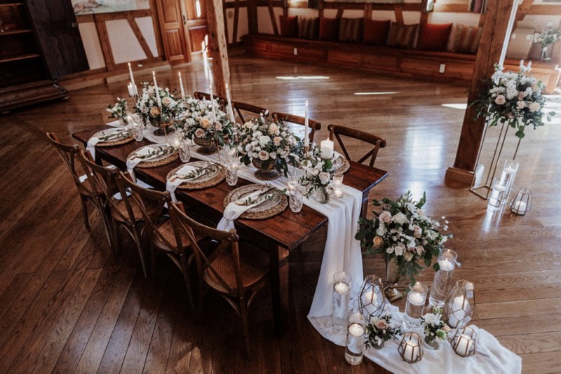 Tradition trifft auf Moderne bei dieser Modern Vintage Scheunenhochzeit in Pastelltönen, Beige, Nude, Sand, Eukalyptus und Mintgrün