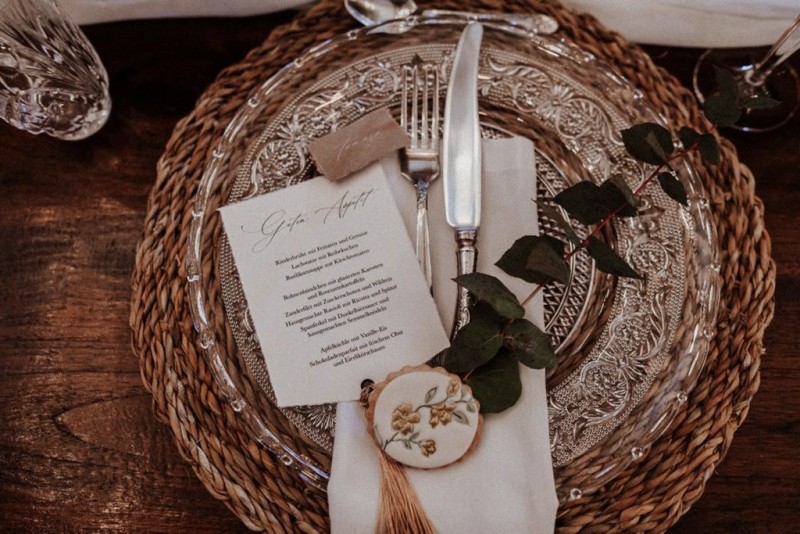 Tradition trifft auf Moderne bei dieser Modern Vintage Scheunenhochzeit in Pastelltönen, Beige, Nude, Sand, Eukalyptus und Mintgrün