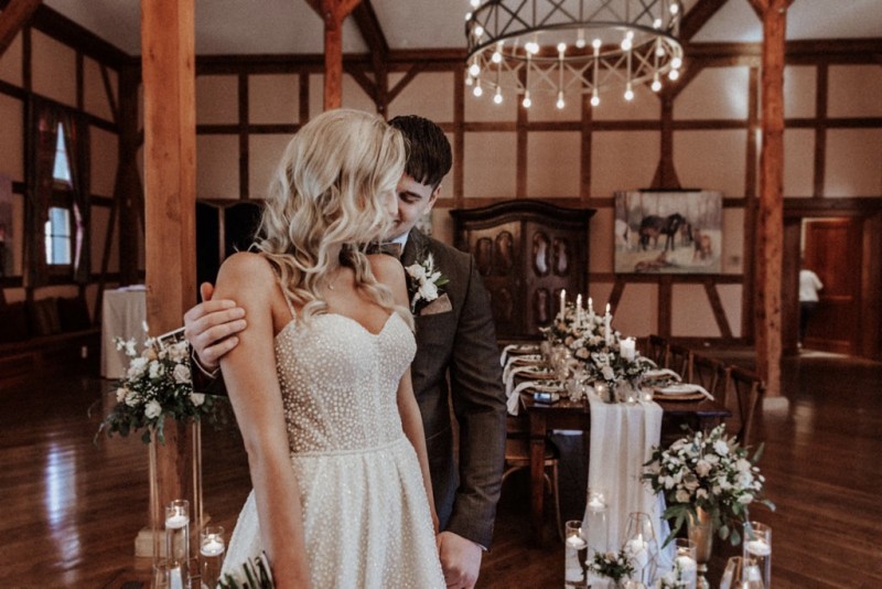 Tradition trifft auf Moderne bei dieser Modern Vintage Scheunenhochzeit in Pastelltönen, Beige, Nude, Sand, Eukalyptus und Mintgrün