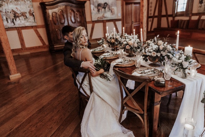Tradition trifft auf Moderne bei dieser Modern Vintage Scheunenhochzeit in Pastelltönen, Beige, Nude, Sand, Eukalyptus und Mintgrün