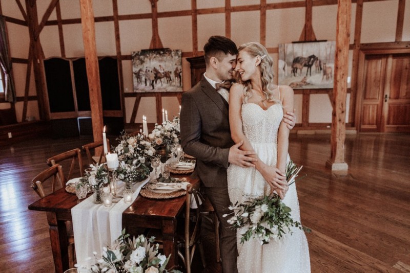 Tradition trifft auf Moderne bei dieser Modern Vintage Scheunenhochzeit in Pastelltönen, Beige, Nude, Sand, Eukalyptus und Mintgrün