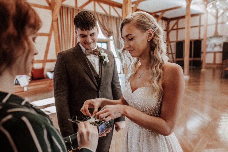Tradition trifft auf Moderne bei dieser Modern Vintage Scheunenhochzeit in Pastelltönen, Beige, Nude, Sand, Eukalyptus und Mintgrün