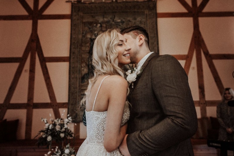 Tradition trifft auf Moderne bei dieser Modern Vintage Scheunenhochzeit in Pastelltönen, Beige, Nude, Sand, Eukalyptus und Mintgrün