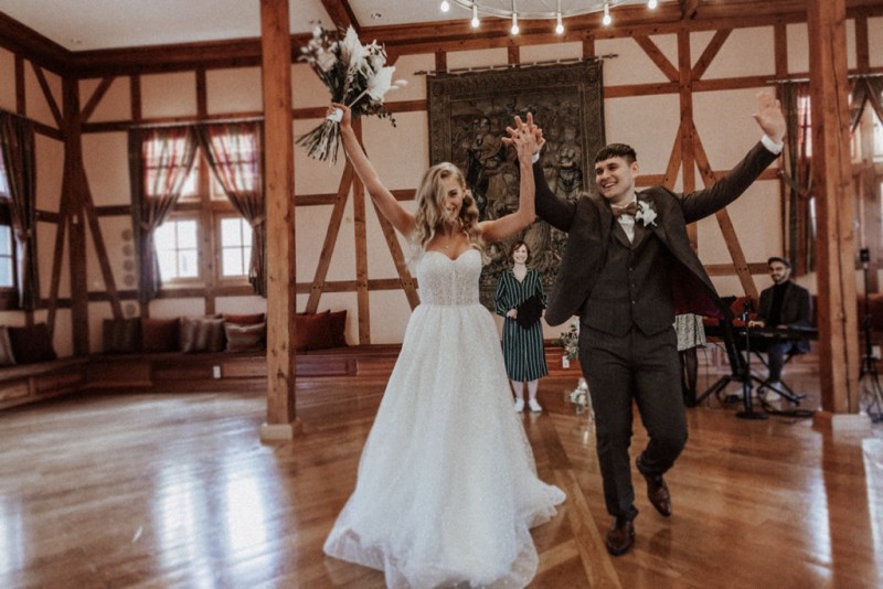 Tradition trifft auf Moderne bei dieser Modern Vintage Scheunenhochzeit in Pastelltönen, Beige, Nude, Sand, Eukalyptus und Mintgrün
