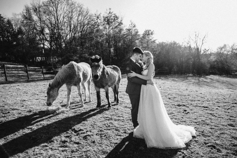 Tradition trifft auf Moderne bei dieser Modern Vintage Scheunenhochzeit in Pastelltönen, Beige, Nude, Sand, Eukalyptus und Mintgrün