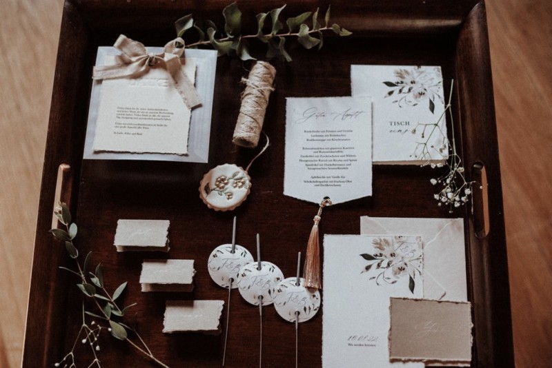 Tradition trifft auf Moderne bei dieser Modern Vintage Scheunenhochzeit in Pastelltönen, Beige, Nude, Sand, Eukalyptus und Mintgrün