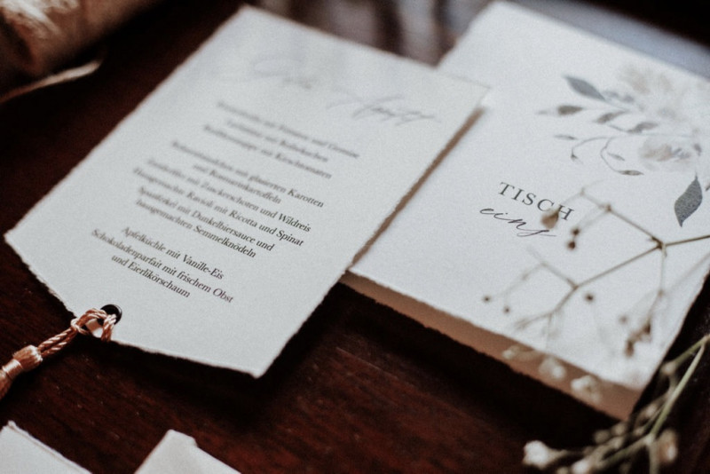 Tradition trifft auf Moderne bei dieser Modern Vintage Scheunenhochzeit in Pastelltönen, Beige, Nude, Sand, Eukalyptus und Mintgrün Hochzeitseinladungen, Hochzeitspapeterie, Papeterie, Eukalyptus Design