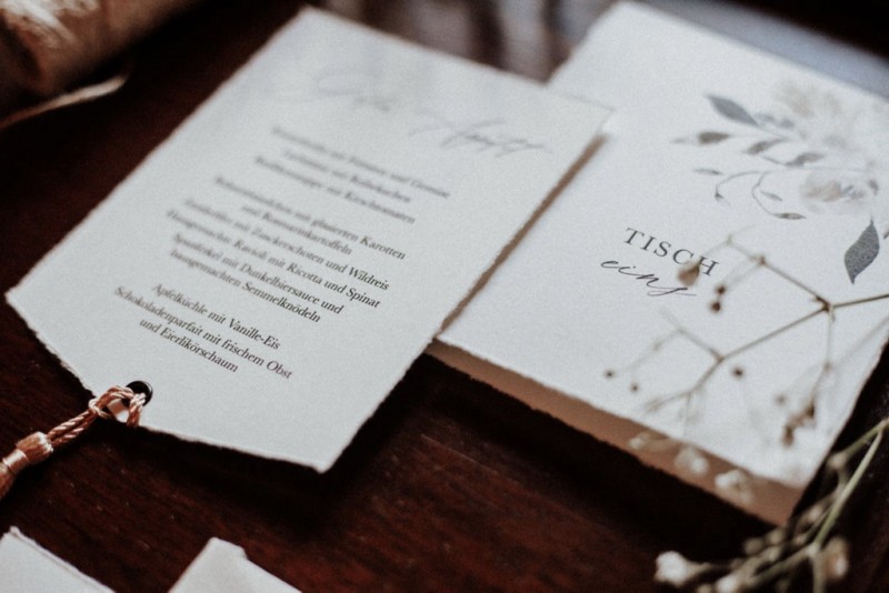 Tradition trifft auf Moderne bei dieser Modern Vintage Scheunenhochzeit in Pastelltönen, Beige, Nude, Sand, Eukalyptus und Mintgrün Hochzeitseinladungen, Hochzeitspapeterie, Papeterie, Eukalyptus Design