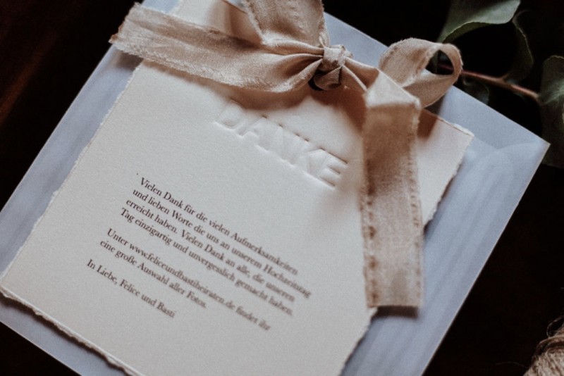 Tradition trifft auf Moderne bei dieser Modern Vintage Scheunenhochzeit in Pastelltönen, Beige, Nude, Sand, Eukalyptus und Mintgrün