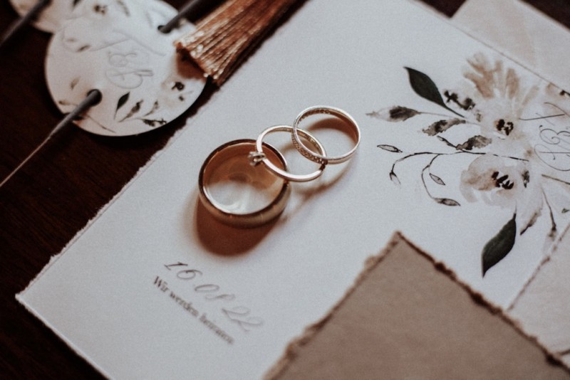 Tradition trifft auf Moderne bei dieser Modern Vintage Scheunenhochzeit in Pastelltönen, Beige, Nude, Sand, Eukalyptus und Mintgrün