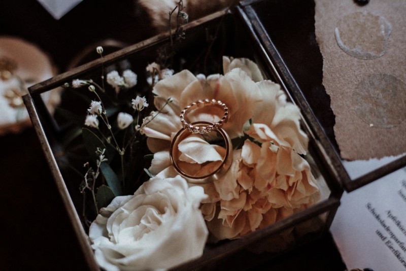 Tradition trifft auf Moderne bei dieser Modern Vintage Scheunenhochzeit in Pastelltönen, Beige, Nude, Sand, Eukalyptus und Mintgrün