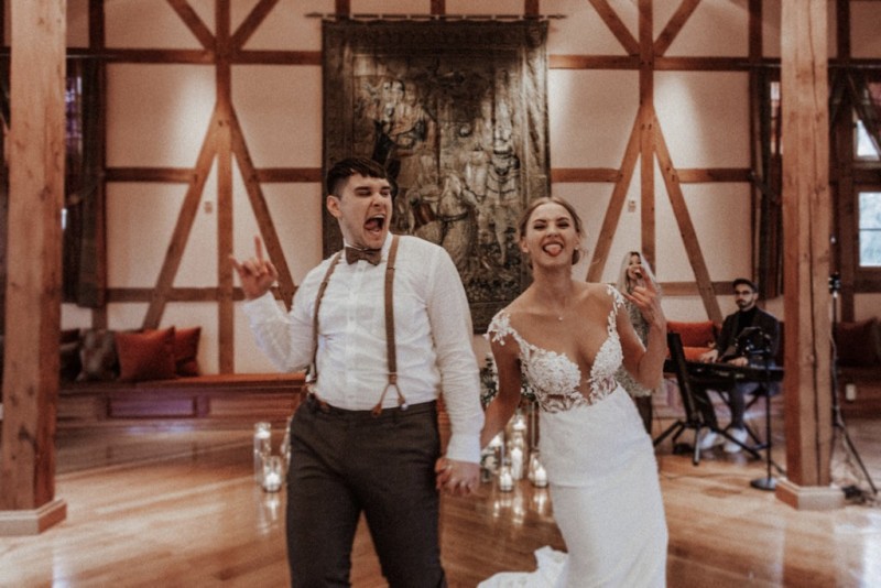 Tradition trifft auf Moderne bei dieser Modern Vintage Scheunenhochzeit in Pastelltönen, Beige, Nude, Sand, Eukalyptus und Mintgrün