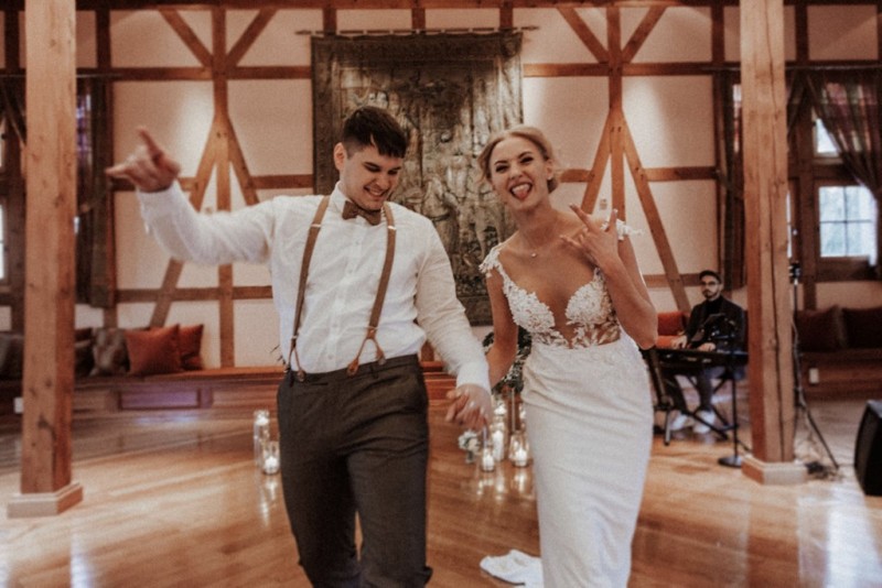 Tradition trifft auf Moderne bei dieser Modern Vintage Scheunenhochzeit in Pastelltönen, Beige, Nude, Sand, Eukalyptus und Mintgrün